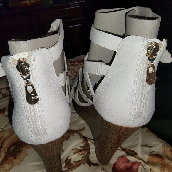 White 5in heel guess wedge sandal - Picture 2 of 6